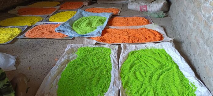 महिलाएं फूल-पत्तियों और सब्जियों से बना रही प्राकृतिक गुला